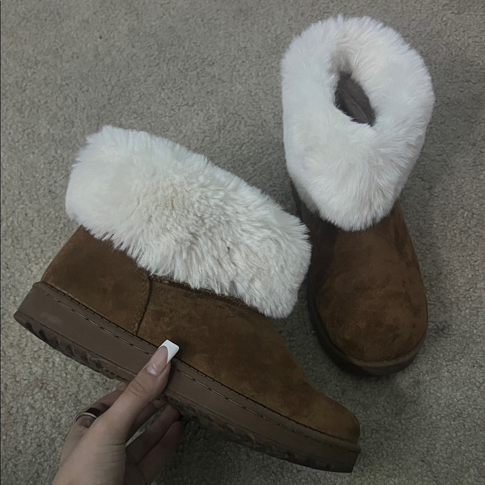 SO Women's Brown and White Winter Boots
